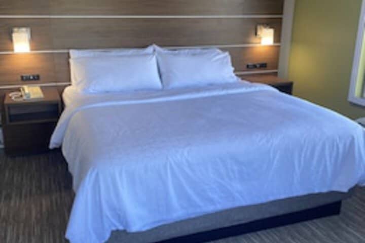 Room 7 of 243