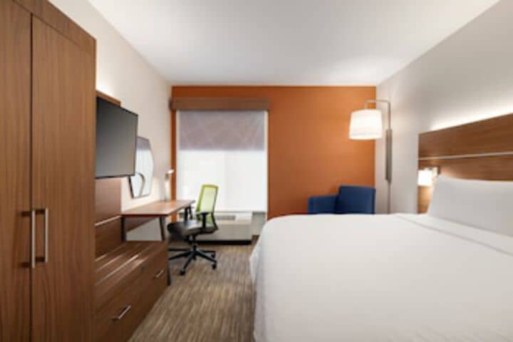 Room 34 of 243
