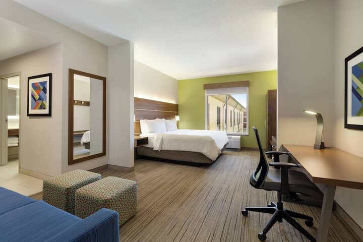 Room 105 of 243