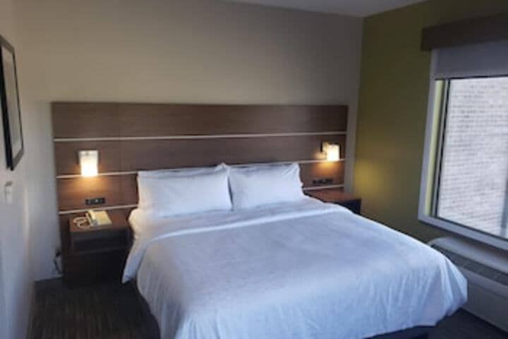 Room 28 of 243