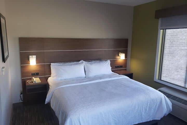 Room 30 of 243