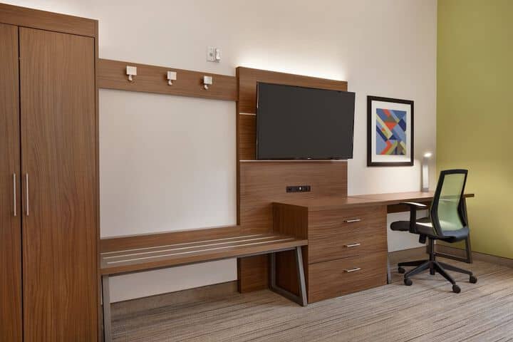 Room 93 of 243