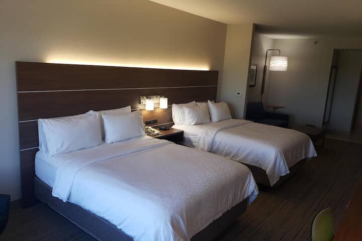 Room 33 of 243