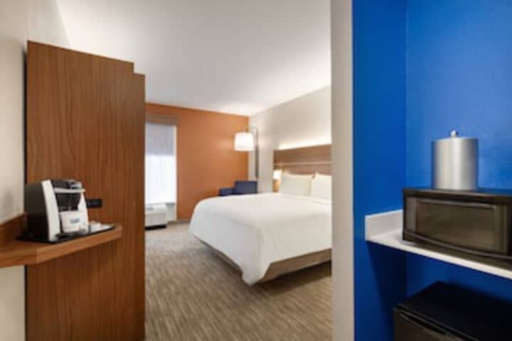 Room 73 of 243