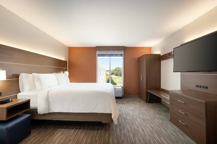 Room 54 of 243